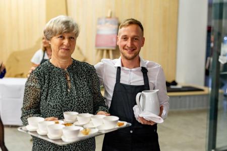 Predstavnika Gostilne Špelca in EkoTurizema Hudičevec Koline 2022 (foto Simon Avsec) (3)